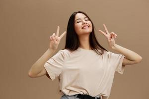 retrato mujer en un beige camiseta posando ropa Moda aislado antecedentes foto