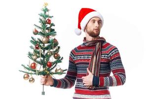 hermoso hombre en un Papa Noel sombrero Navidad decoraciones fiesta nuevo año aislado antecedentes foto