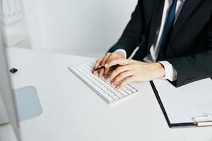 masculino gerente cerca el escritorio oficina computadora jefe foto