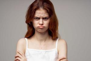 bonito mujer en un blanco camiseta espinillas en el cara aislado antecedentes foto