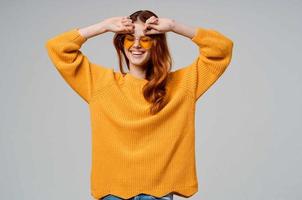 hermosa mujer en amarillo lentes posando divertido estilo de vida aislado antecedentes foto