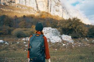 mujer caminante naturaleza viaje vacaciones paisaje divertido foto