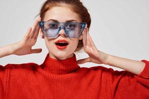 mujer moderno estilo Gafas de sol aislado antecedentes foto