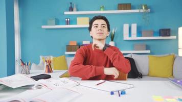 The smart child who dreams realizes that he needs to study and studies. The hardworking child who dreams at his desk realizes that he needs to study and continues to study. video