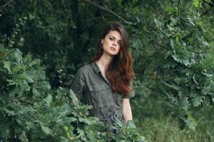 retrato de un mujer Mira adelante en el bosque foto