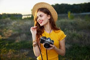 mujer fotógrafo vistiendo sombrero rojo labios naturaleza cámara estilo de vida foto