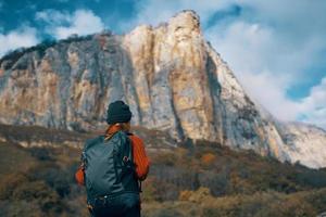 mujer con mochila en chaqueta otoño viaje montañas foto