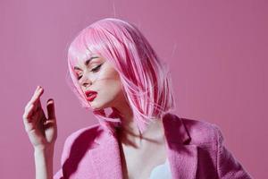belleza Moda mujer en un rosado chaqueta de sport rosado peluca recortado ver estudio modelo inalterado foto
