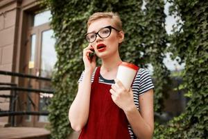 mujer al aire libre un taza de café verano vacaciones comunicación en el teléfono foto