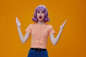 bonito mujer mano gestos púrpura pelo Moda ropa color antecedentes inalterado foto