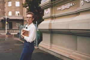 corto peludo mujer con un libro en su manos al aire libre leyendo comunicación foto