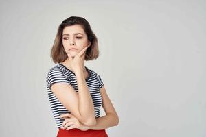 bonito mujer en de moda ropa rojo falda ligero antecedentes estilo de vida foto