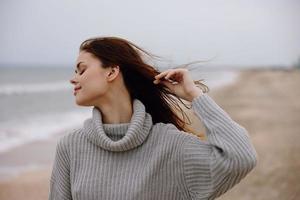 alegre mujer solo por el Oceano nublado clima relajación concepto foto