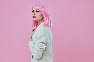 hermosa de moda niña en blanco chaqueta de sport rosado pelo glamour productos cosméticos color antecedentes inalterado foto