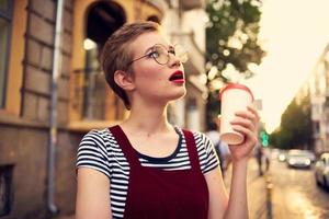 mujer con corto pelo al aire libre taza de bebida estilo de vida foto