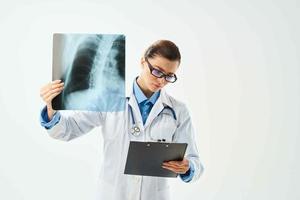 hembra médico en blanco Saco radiografía diagnósticos laboratorio investigación foto