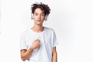 chico en auriculares escuchando a música divertido tecnología estilo de vida foto