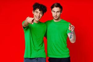 dos alegre amigos abrazo verde camisetas emociones foto