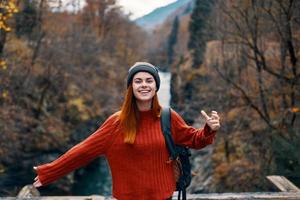 emocional mujer caminante cerca río alegría viaje montañas foto