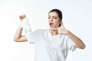 mujer en blanco camiseta salud problemas síntomas enfermedad medicina foto