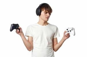 chico en un blanco camiseta en auriculares con un palanca de mando vídeo juegos tecnología jugador foto