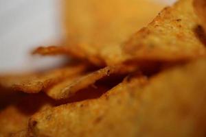 hecho en casa tortilla picante papas fritas hecho con plano un pan y horneado en horno cerca arriba macro antecedentes grande Talla alto calidad instante comiendo huellas dactilares foto