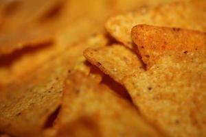 hecho en casa tortilla picante papas fritas hecho con plano un pan y horneado en horno cerca arriba macro antecedentes grande Talla alto calidad instante comiendo huellas dactilares foto