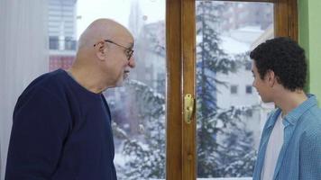 le vieux grand-père est triste lorsque il raconte le sien petit fils à propos le sien ennui et deuil. video