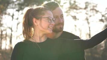 giovane coppia nel amore assunzione foto di se stessi su un' film telecamera. lento movimento video