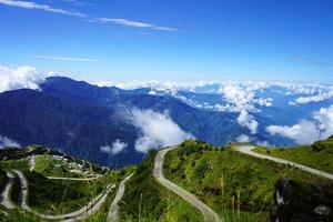 paso por paso zig zag la carretera de seda ruta este sikkim foto