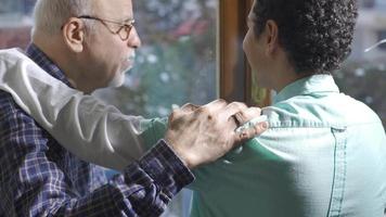 el animado y muy motivado antiguo abuelo es teniendo un agradable relación con su pequeño nieto. video