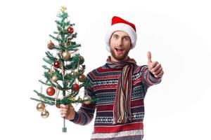 emocional hombre en nuevo años ropa decoración Navidad estudio posando foto