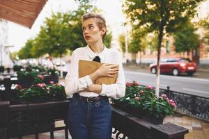 estudiante con un libro en su manos al aire libre en un verano café descanso educación foto