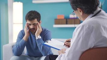 psiquiatra médico aconseja su paciente a utilizar medicina para su salud. video