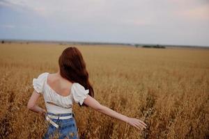 mujer en el campo campo naturaleza libertad caminar foto