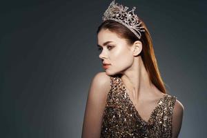 mujer con corona en su cabeza princesa glamour decoración lujo modelo foto