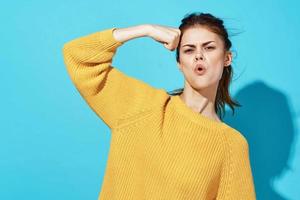 mujer en amarillo suéter Moda estilo de vida recortado ver azul antecedentes foto