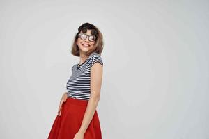 alegre de moda mujer en a rayas camiseta lentes posando verano foto