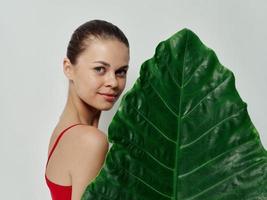 bonito mujer participación palma hoja y facial encanto recortado ver estudio foto