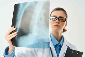 hembra médico en blanco Saco radiografía diagnósticos de cerca foto