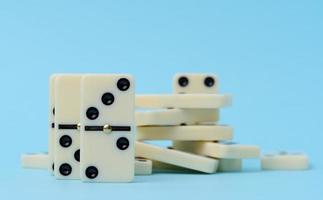 un apilar de dominó en un azul fondo, intelectual juego foto