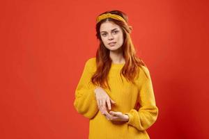 mujer en amarillo suéter con venda Moda hippie retro ropa foto