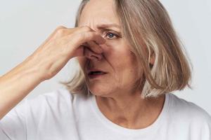 mayor mujer en blanco camiseta dolor salud problemas insatisfacción tratamiento foto