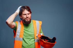 un barbado hombre en un constructor en el formar de emociones de un seguridad profesional foto