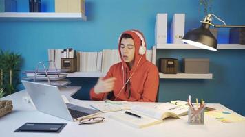 el adolescente, quien es a el pico de adolescencia, escucha a música mediante auriculares con un agresivo y rebelde actitud. video