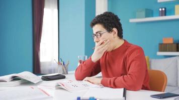 moe van aan het studeren, de kind valt in slaap en probeert naar verzamelen zichzelf en studie. de slim kind wie studies te veel krijgt slaperig en vervolgens hij krijgt zichzelf samen en gaat verder zijn les. video