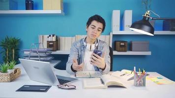 su estado animico cambios en el cara de el videos ese Aparecer en frente de el joven hombre hojeada social medios de comunicación en su teléfono.