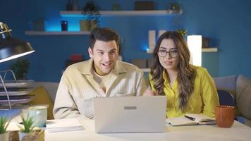 man en vrouw, wie te ontvangen mooi zo nieuws, zijn naderen hun dromen, hun inspanningen zijn niet in ijdel. een jong getrouwd paar krijgt de mooi zo nieuws ze verwachten terwijl gebruik makend van een laptop en ze zijn gelukkig. video