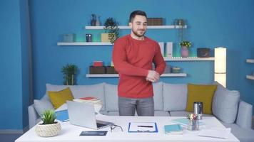 Jeune homme d'affaire montrant Comment à exercice dans le bureau. elles ou ils se détendre par Faire permanent retour des exercices. video