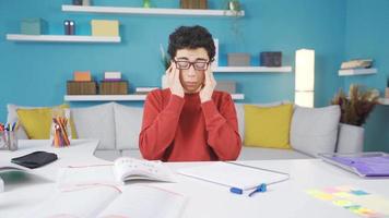 un niño quien no puedo atención en su estudios se detiene estudiando. un niño quien estudios a hogar no puedo atención en su estudios y se detiene estudiando. video